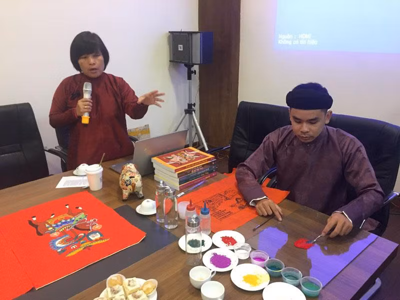 Nhà nghiên cứu Nguyễn Thị Thu Hòa giới thiệu về kỹ thuật làm tranh Kim Hoàng do nghệ sĩ Nam Chi thực hiện.