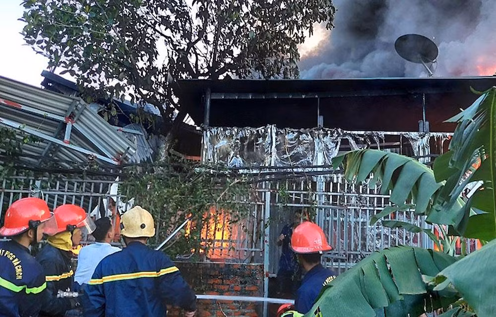 Lực lượng cảnh sát Phòng cháy chữa cháy có mặt kịp thời khẩn trương dập tắt đám cháy.