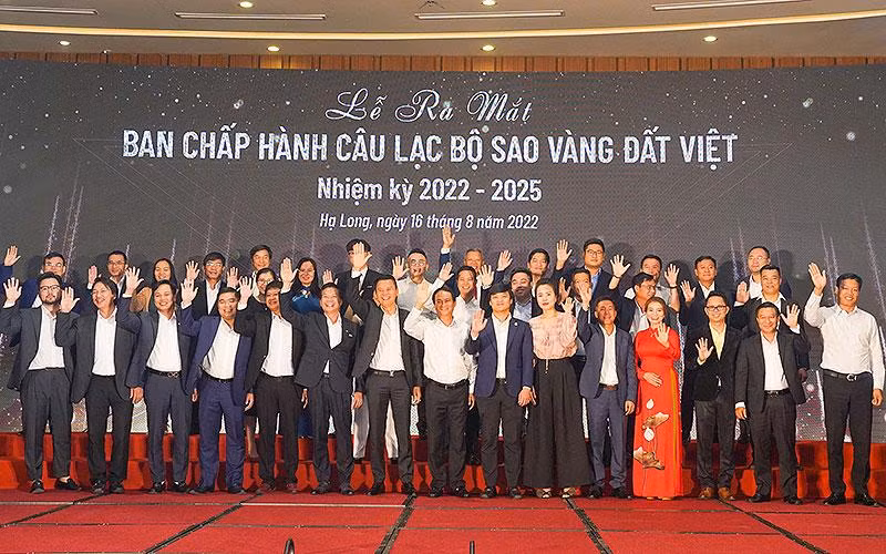 Các thành viên Ban Chấp hành Câu lạc bộ “Sao Vàng đất Việt” ra mắt tại TP Hạ Long.