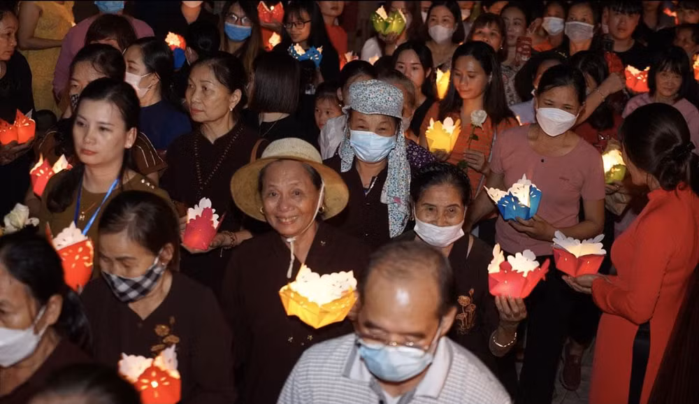 Đông đảo người dân, tăng ni, phật tử, khách du lịch cầu nguyện Quốc thái dân an.