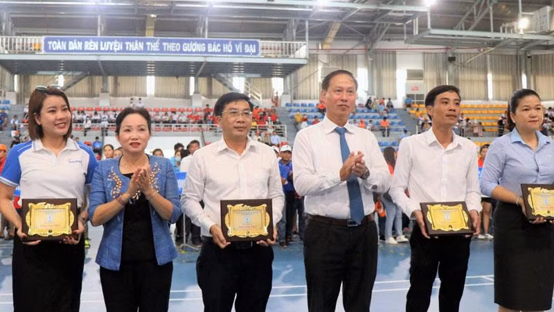 Lãnh đạo tỉnh Bạc Liêu với các đơn vị tham gia Hội thao.