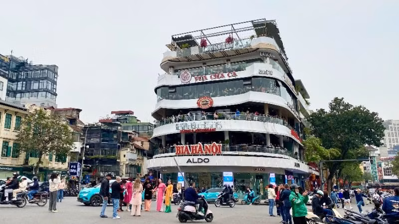 Công trình "Hàm cá mập" sẽ được phá dỡ để mở rộng không gian quảng trường Đông Kinh-Nghĩa Thục. (Ảnh: Nguyên Trang)