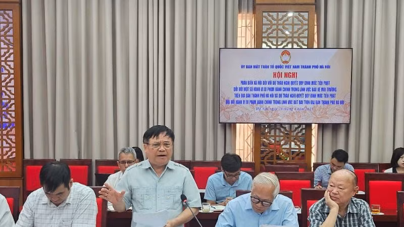 Ông Lê Văn Hoạt, nguyên Phó Chủ tịch Hội đồng nhân dân thành phố Hà Nội đóng góp ý kiến phản biện với hai dự thảo Nghị quyết.