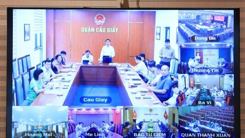 Giao ban giữa Thường trực Hội đồng nhân dân thành phố với các quận, huyện, thị xã được thực hiện với 327 điểm cầu, 2.200 đại biểu tham gia. Giao ban giữa Thường trực Hội đồng nhân dân thành phố với các quận, huyện, thị xã được thực hiện với 327 điểm cầu, 2.200 đại biểu tham gia.