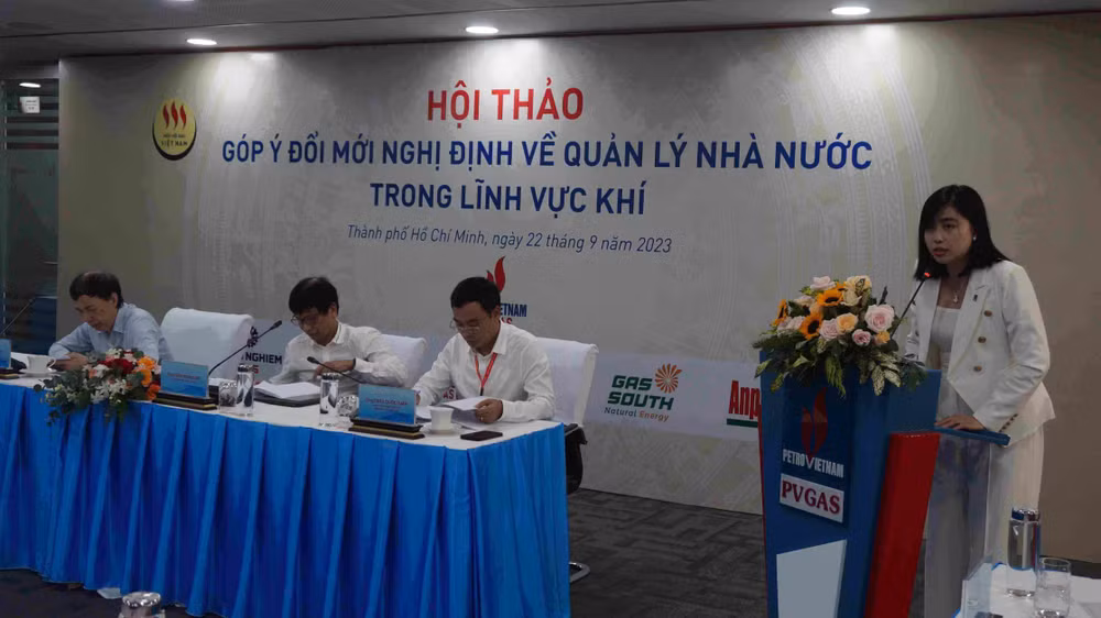 Đại diện lãnh đạo doanh nghiệp kinh doanh gas đóng góp ý kiến tại hội thảo