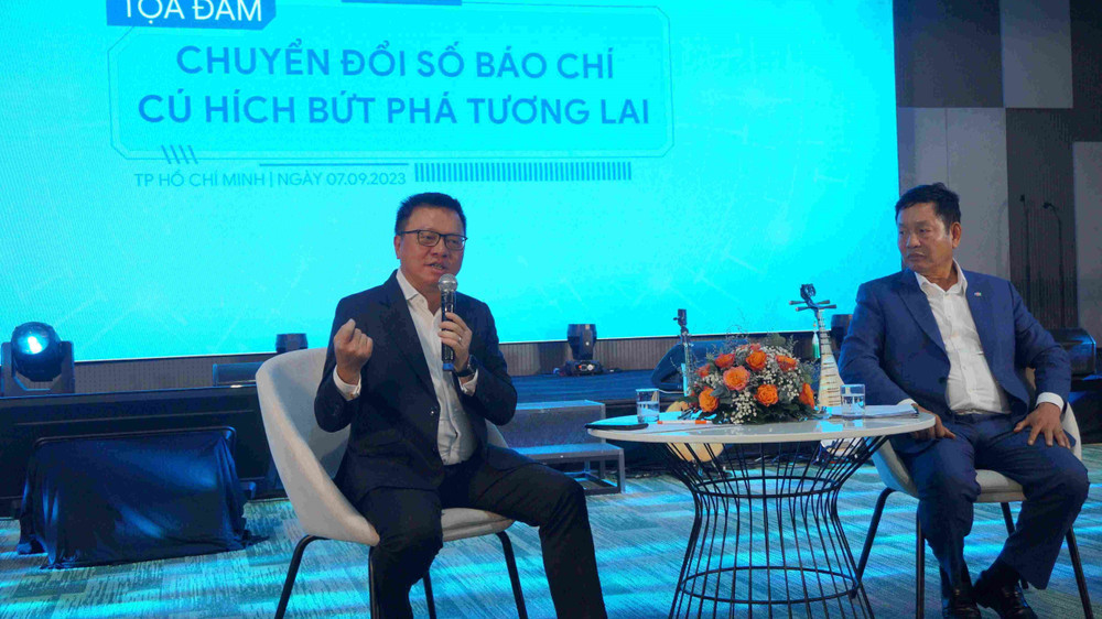 Ông Lê Quốc Minh, Uỷ viên Trung ương Đảng, Tổng Biên tập Báo Nhân Dân, Phó Trưởng Ban Tuyên giáo Trung ương, Chủ tịch Hội Nhà báo Việt Nam chia sẻ thông tin tại buổi toạ đàm.