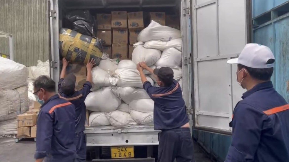 Lực lượng chức năng kiểm đếm hàng hóa vi phạm buộc tiêu hủy.