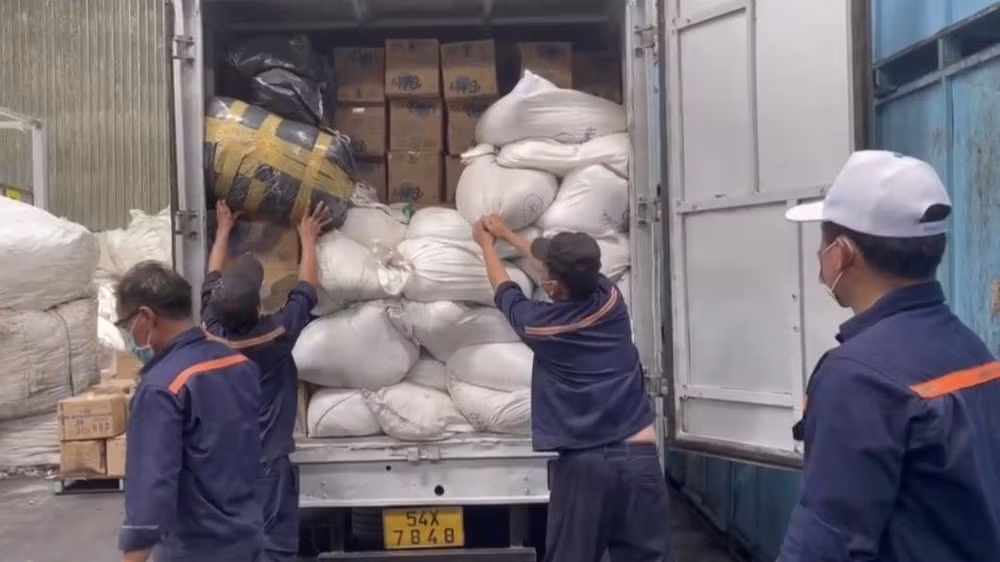 Lực lượng chức năng kiểm đếm hàng hóa vi phạm buộc tiêu hủy.