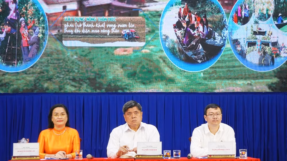 Ban tổ chức chủ trì diễn đàn “Phát triển du lịch nông nghiệp - nông thôn gắn với tiêu thụ nông đặc sản và sản phẩm OCOP”.