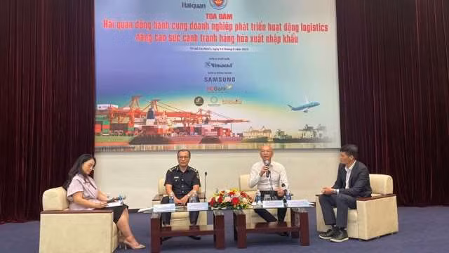 Các diễn giả tham gia Tọa đàm “Hải quan đồng hành cùng doanh nghiệp phát triển hoạt động logistics, nâng cao sức cạnh tranh hàng hóa xuất nhập khẩu”.