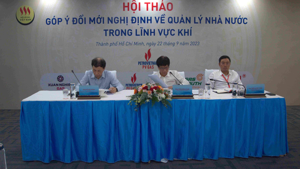 Các đại biểu chủ trì Hội thảo “Góp ý đổi mới Nghị định về quản lý nhà nước trong lĩnh vực kinh doanh khí”