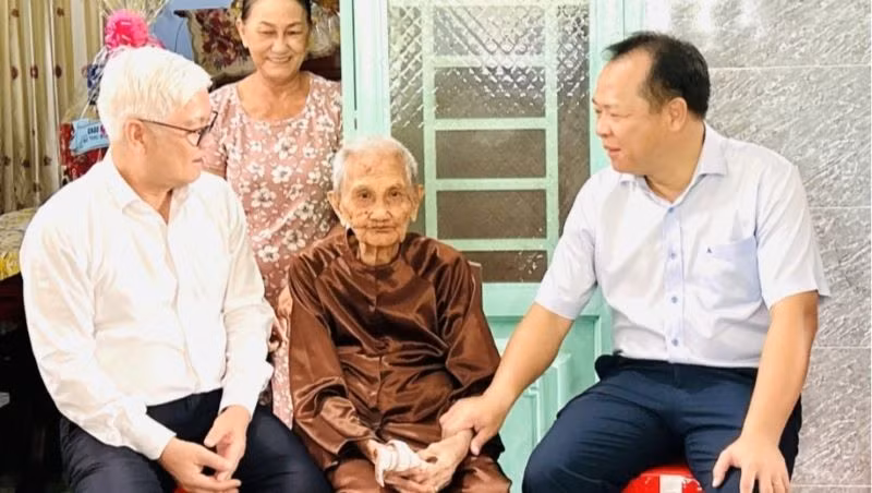 Bí thư Tỉnh ủy Bình Dương Nguyễn Văn Lợi (bên trái) thăm hỏi và trao tặng quà cho Mẹ Việt Nam Anh hùng Nguyễn Thị Rực.