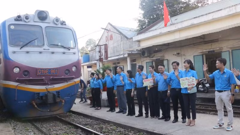 Lãnh đạo Tổng Liên đoàn Lao động Việt Nam và lãnh đạo Liên đoàn Lao động tỉnh Bình Dương tiễn đoàn viên Công đoàn, công nhân lao động về quê.