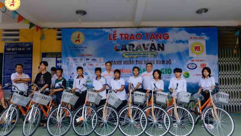 Tặng xe đạp cho học sinh tại Chương trình Caravan Doanh nhân trẻ Nam Bộ năm 2023.