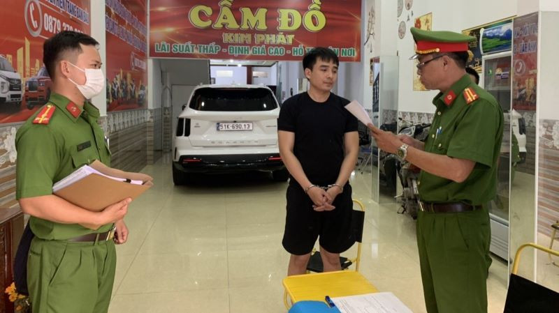 Tạm giữ đối tượng Nguyễn Văn Mạnh cầm đầu nhóm đối tượng cho vay lãi nặng. 