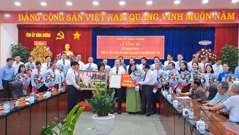 Thường trực Tỉnh ủy Bình Dương trao quyết định thành lập, chúc mừng và trao tặng hoa cho Đảng bộ Khối các cơ quan tỉnh.