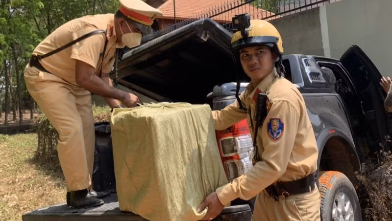 Thuốc lá điếu ngoại trên xe ô-tô do đối tượng Nguyễn Công Minh điều khiển.