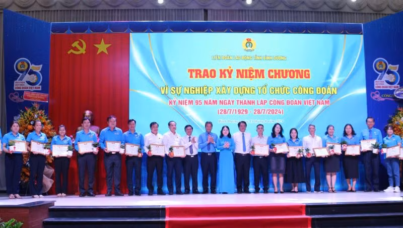 Trao Kỷ niệm chương “Vì sự nghiệp xây dựng Tổ chức Công đoàn” cho các cá nhân.
