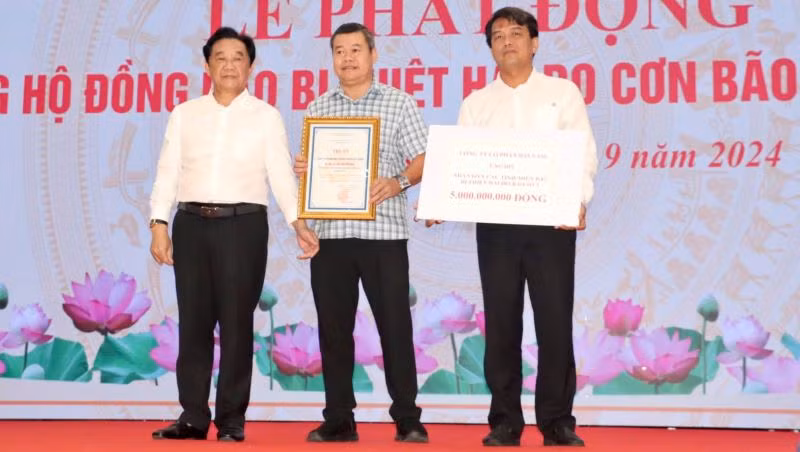 Lãnh đạo tỉnh Bình Dương tiếp nhận và trao bảng tri ân cho doanh nghiệp ủng hộ đồng bào bị thiệt hại do cơn bão số 3.