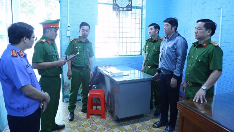 Cơ quan Cảnh sát điều tra Công an tỉnh Bình Dương tống đạt các Quyết định khởi tố bị can và thực hiện Lệnh bắt tạm giam.