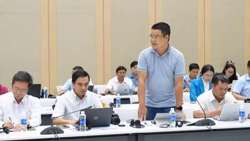 Đại diện các cơ quan báo chí trao đổi thông tin với Ban tổ chức buổi họp báo.