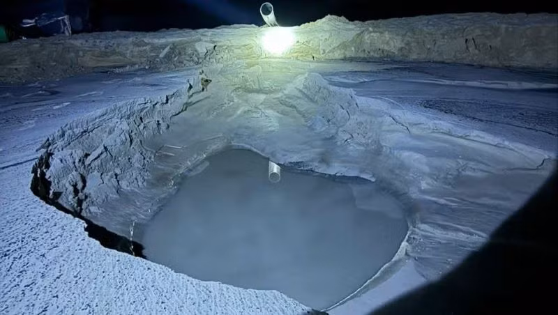 Cát khai thác trái phép được bơm lên bãi của một doanh nghiệp.