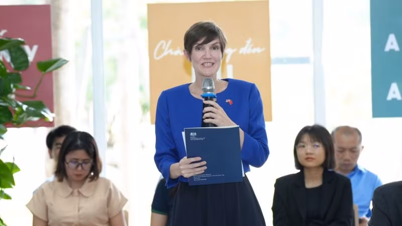 Bà Emily Hamblin, Tổng Lãnh sự Vương quốc Anh tại Thành phố Hồ Chí Minh phát biểu ý kiến tại chương trình.