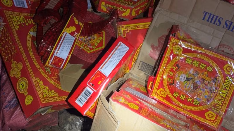 Các loại pháo nổ không rõ nguồn gốc tại nơi ở của đối tượng.