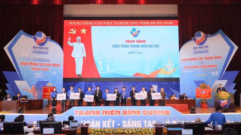 Hội Liên hiệp Thanh niên Việt Nam tỉnh Bình Dương tiếp nhận các công trình thanh niên trị giá 5 tỷ đồng từ các đơn vị đồng hành.