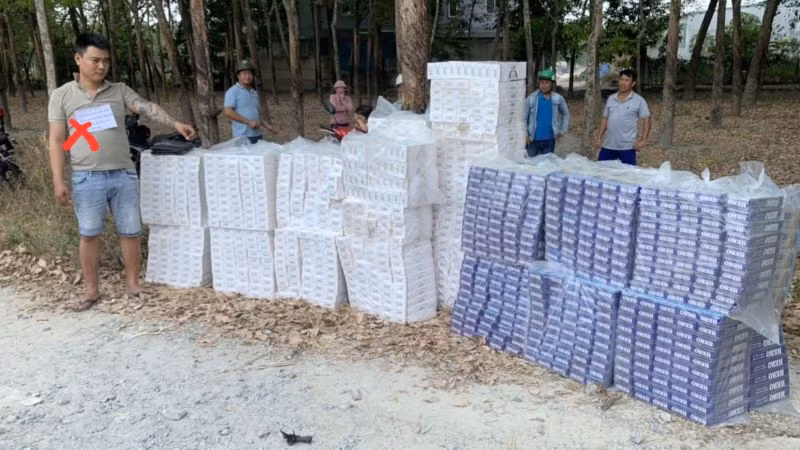 Đối tượng Nguyễn Công Minh (dấu X) và 15.000 gói thuốc lá ngoại nhập lậu.