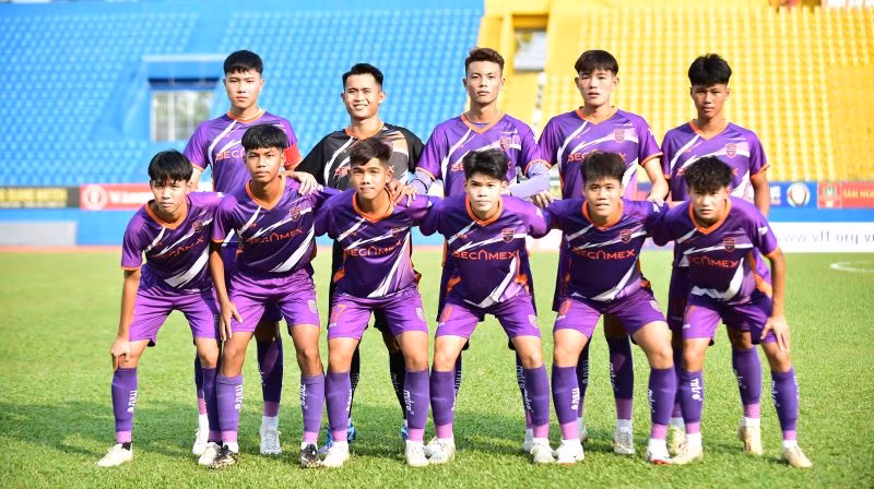 Đội U19 Becamex Bình Dương chụp hình lưu niệm trước trận khai mạc.