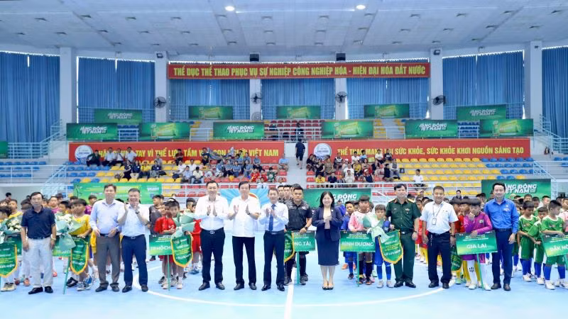 Các đại biểu cùng các đội bóng chụp hình lưu niệm tại lễ khai mạc.