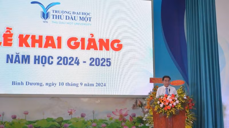 Phó Chủ tịch Ủy ban nhân dân tỉnh Bình Dương Nguyễn Lộc Hà phát biểu ý kiến tại lễ khai giảng.