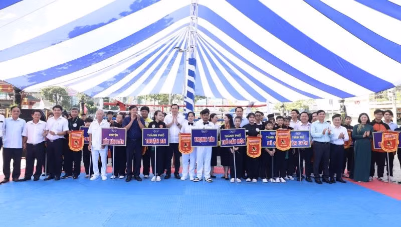 Các đại biểu chụp hình lưu niệm với các đội tham dự giải. 