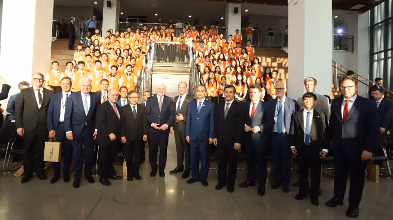 Tổng thống Frank-Walter Steinmeier và phái đoàn Đức chụp hình lưu niệm với các đại biểu và sinh viên Trường đại học Việt Đức.