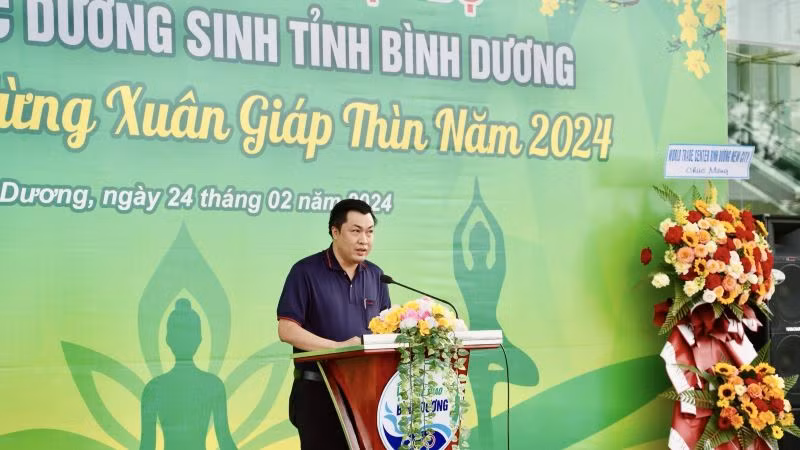 Phó Giám đốc Sở Văn hóa, Thể thao và Du lịch tỉnh Bình Dương, Trưởng Ban Tổ chức liên hoan Cao Văn Chóng phát biểu khai mạc.