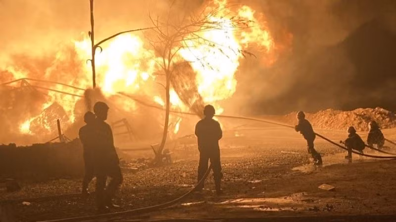 Cảnh sát Phòng cháy chữa cháy và Cứu nạn cứu hộ khống chế vụ cháy tại bãi chứa pallet gỗ ngoài trời.