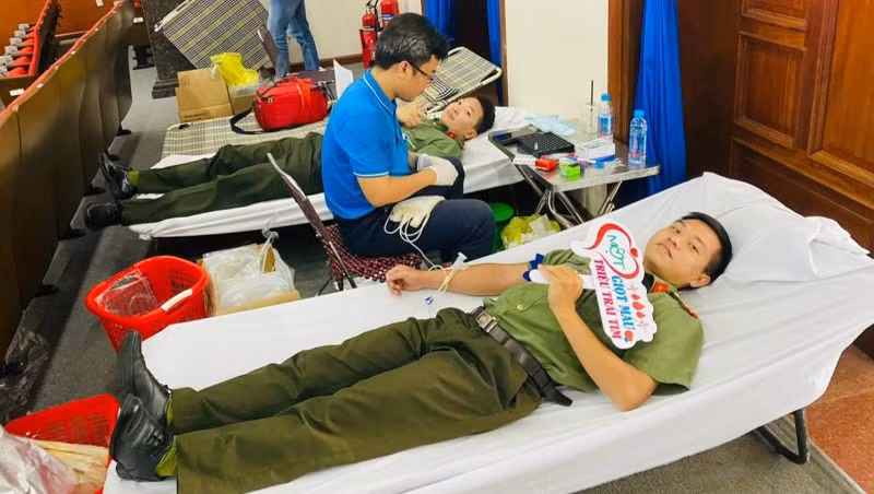 Cán bộ, chiến sĩ Công an tỉnh Bình Dương tham gia hiến máu tình nguyện đợt 1 năm 2024.