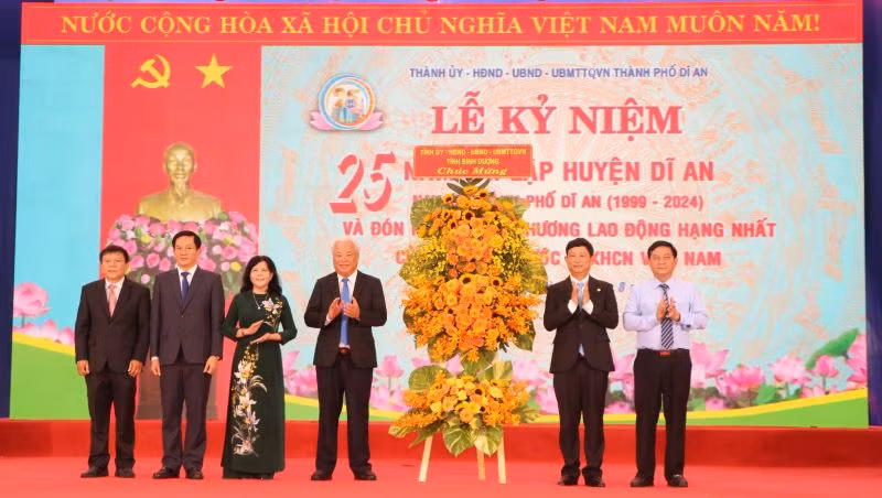 Lãnh đạo tỉnh Bình Dương trao tặng hoa chúc mừng Đảng bộ, chính quyền và nhân dân thành phố Dĩ An.