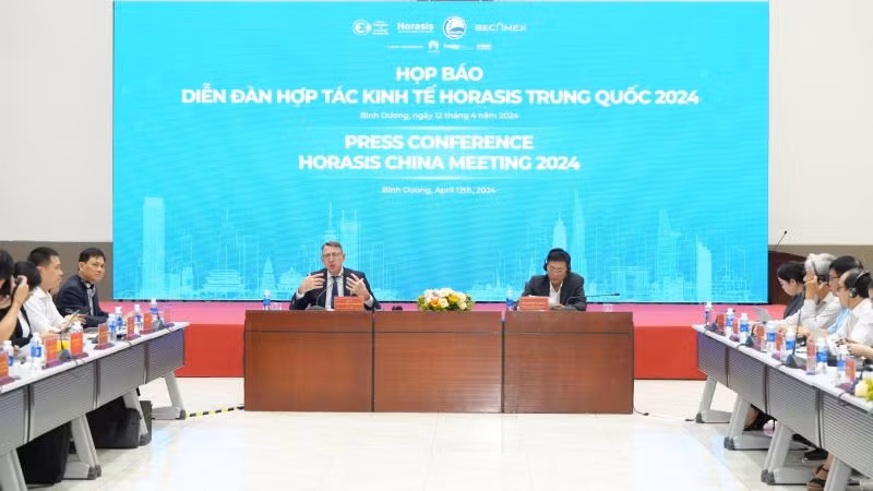 Phó Chủ tịch Thường trực Ủy ban nhân dân tỉnh Bình Dương Mai Hùng Dũng và Tiến sĩ Frank-Jürgen Richter, Chủ tịch Tổ chức Horasis chủ trì họp báo.