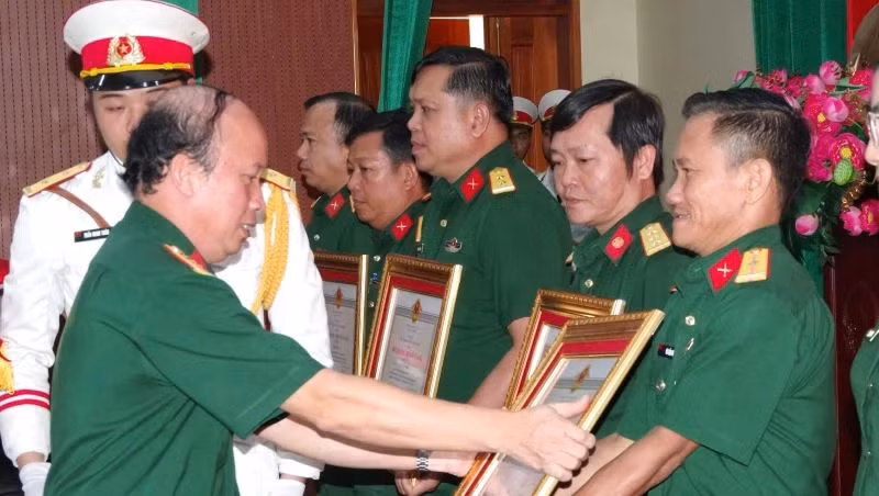 Đại tá Nguyễn Đình Chuẩn, Chính ủy Bộ Chỉ huy Quân sự tỉnh Bình Dương trao Huy chương Chiến sĩ vẻ vang cho quân nhân.