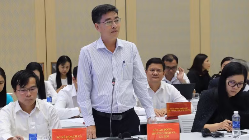 Đại diện các sở, ban, ngành tỉnh Bình Dương trả lời ý kiến của các doanh nghiệp.