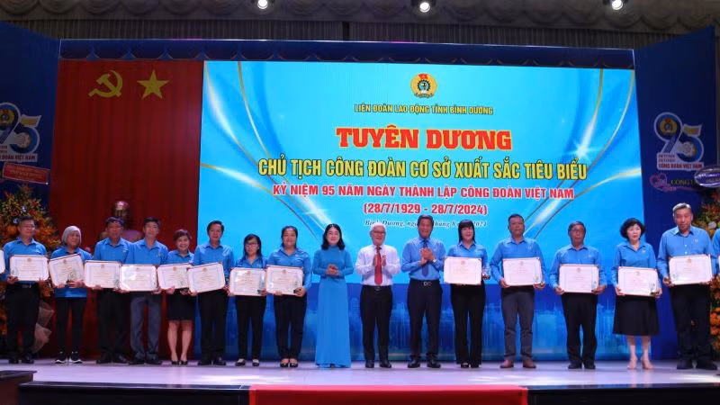 Lãnh đạo tỉnh Bình Dương và lãnh đạo Tổng Liên đoàn Lao động Việt Nam trao Bằng khen tuyên dương Chủ tịch Công đoàn cơ sở xuất sắc tiêu biểu.