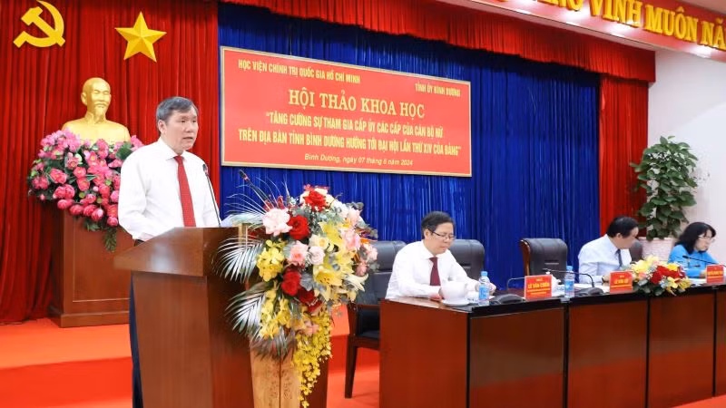 Giáo sư, Tiến sĩ Lê Văn Lợi, Phó Giám đốc Học viện Chính trị Quốc gia Hồ Chí Minh phát biểu khai mạc hội thảo. 