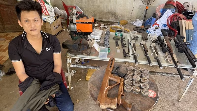 Đối tượng Nguyễn Trung Hiếu và tang vật.