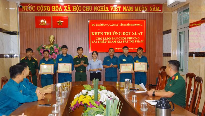 Thượng tá Đặng Xuân Thành trao Giấy khen cho các chiến sĩ dân quân.