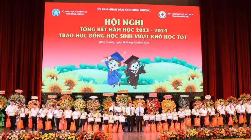 Lãnh đạo tỉnh Bình Dương trao tặng học bổng và quà cho học sinh có hoàn cảnh khó khăn.