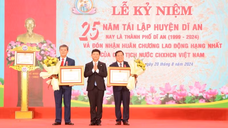 Chủ tịch Ủy ban nhân dân tỉnh Bình Dương Võ Văn Minh trao Huân chương Lao động hạng Nhì và hạng Ba cho 2 cá nhân.