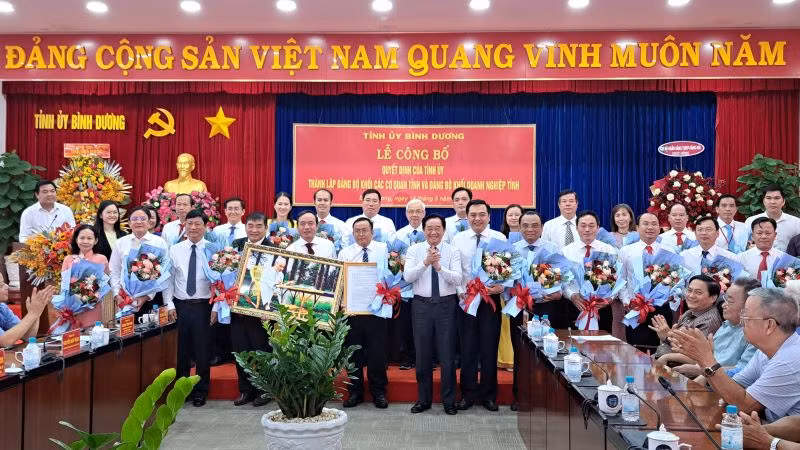Thường trực Tỉnh ủy Bình Dương trao quyết định thành lập, chúc mừng và trao tặng hoa cho Đảng bộ Khối doanh nghiệp tỉnh.