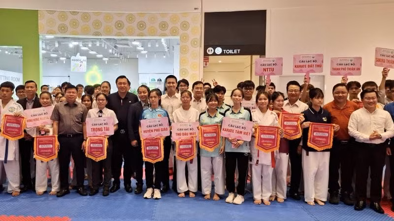 Các đại biểu trao tặng cờ và chụp hình lưu niệm với các đơn vị tham dự giải.